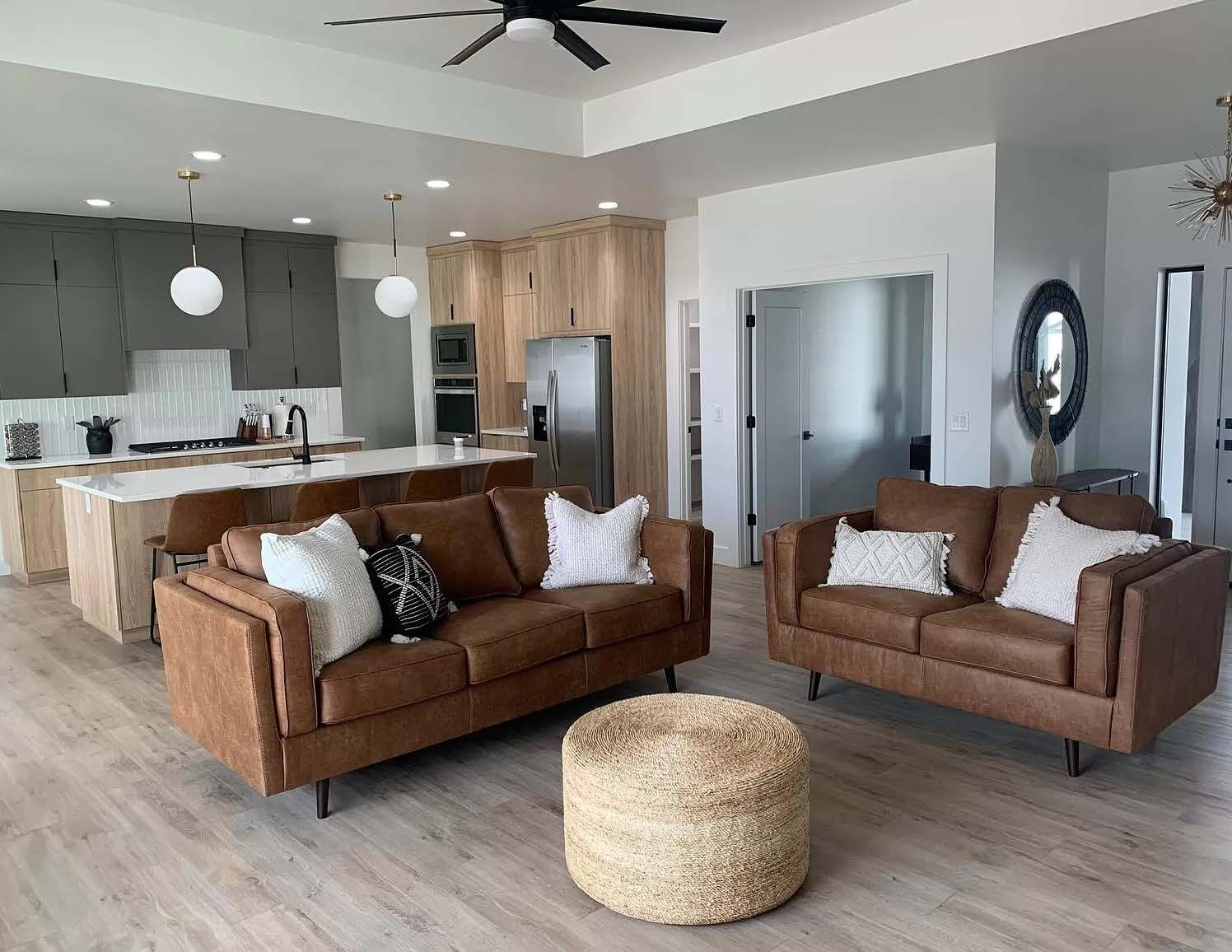 Minutes from Shoshone Falls! Family sized home with office & stocked kitchen. 