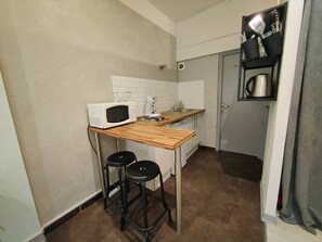 Réfrigérateur, micro-ondes, plaque de cuisson, cafetière/bouilloire