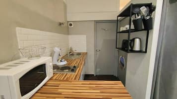 Coffee/tea maker, fridge, microwave, stovetop