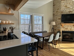 Dining - Valley View - Luxury Getaway With a View (Hedgesville)