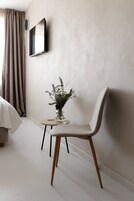 Superior Δωμάτιο | Περιοχή καθιστικού | Τηλεόραση Smart 44 ιντσών με καλωδιακά κανάλια