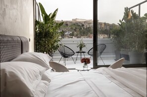 Suite Exclusive, balcon, vue ville | Coin séjour | TV connectée de 44 pouces avec chaînes par câble
