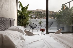 Suite Exclusive, balcone, vista città | Area soggiorno | Smart TV 44 pollici con canali via cavo