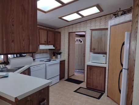 冷蔵庫、電子レンジ、オーブン、コンロ. Spacious family friendly home