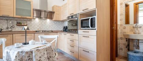 雪櫃、微波爐、焗爐、爐具