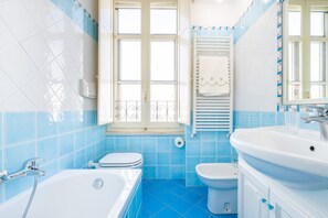 シャワー、ヘアドライヤー、ビデ、タオル