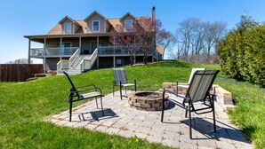 A two-story house with a fire pit and outdoor seating area. - 4 BR. Hot Tub. Pet Friendly. May Discounts! (Galena)