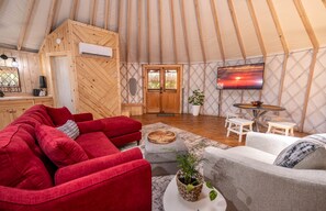 Smart TV - Love Bird Yurt/Cold A/C!! Hot Tub/Medina River/Couples Yurt/Close to Town! (Bandera)