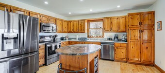 Sky Valley Retreat w/ Fire Pit & Mountain Views!