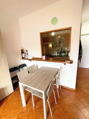 Apartment, 1 Schlafzimmer, Balkon, Gartenblick | Speisen