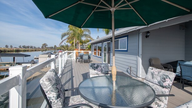 Outdoor dining - Bring the whole family! 7 Bdrm, nice deck, big dock, close to fast water (Discovery Bay)
