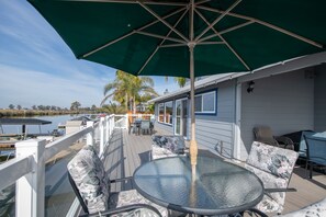 Outdoor dining - Bring the whole family! 7 Bdrm, nice deck, big dock, close to fast water (Discovery Bay)