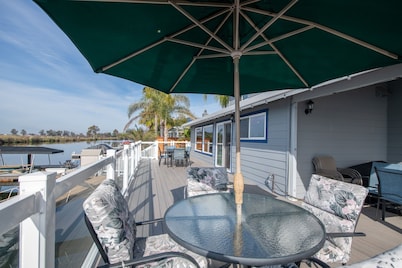 Bring the whole family! 7 Bdrm, nice deck, big dock, close to fast water