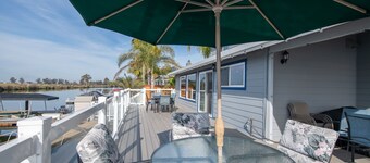 Bring the whole family! 7 Bdrm, nice deck, big dock, close to fast water