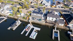 A residential area with houses, a dock, and boats. - Bring the whole family! 7 Bdrm, nice deck, big dock, close to fast water (Discovery Bay)