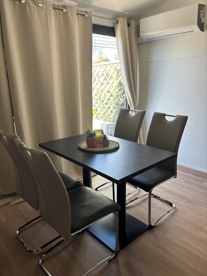 Dining - Village Camarguais Logement 4 Personnes (Arles)