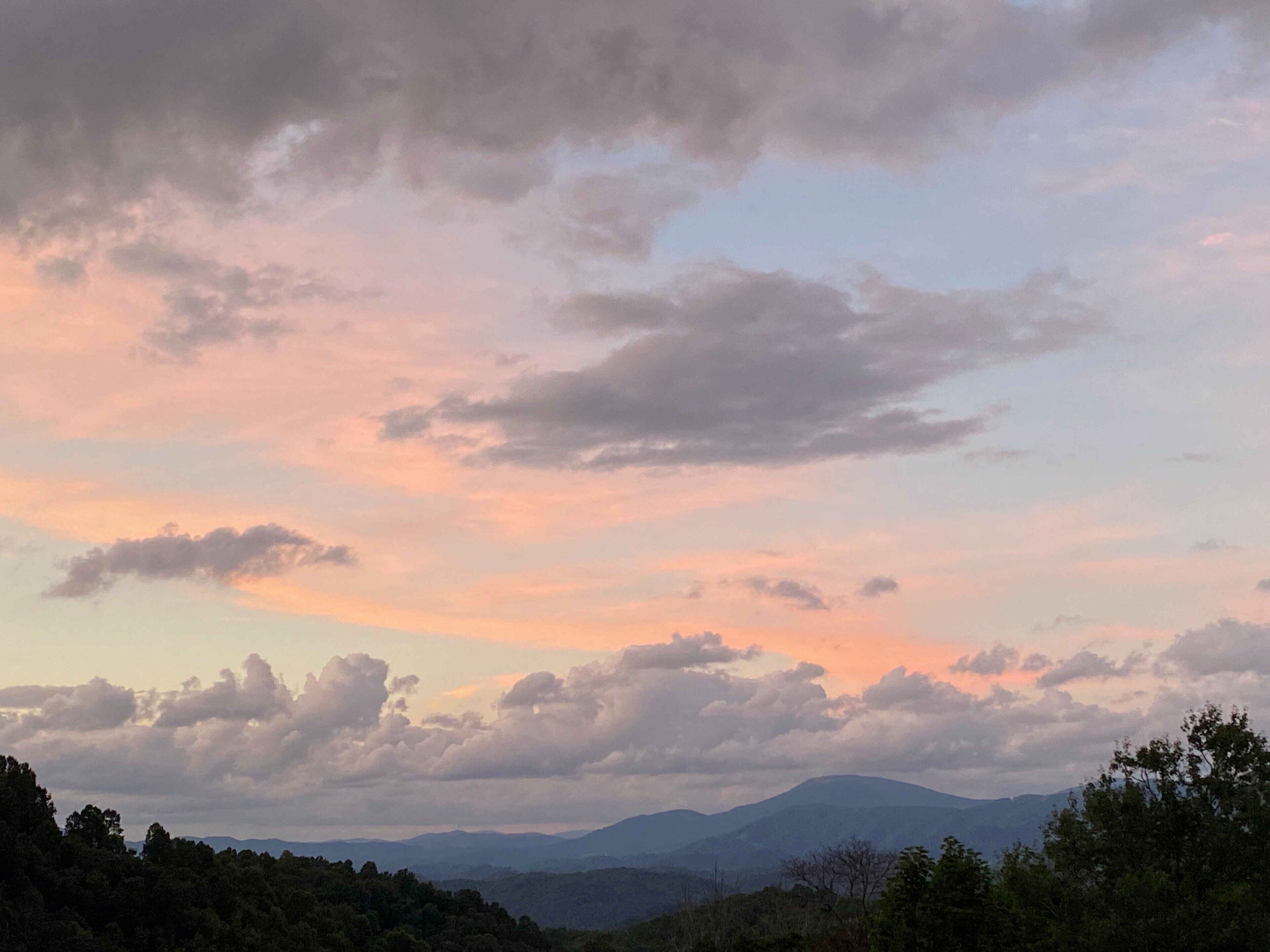 Paesaggio montuoso con cielo al tramonto.