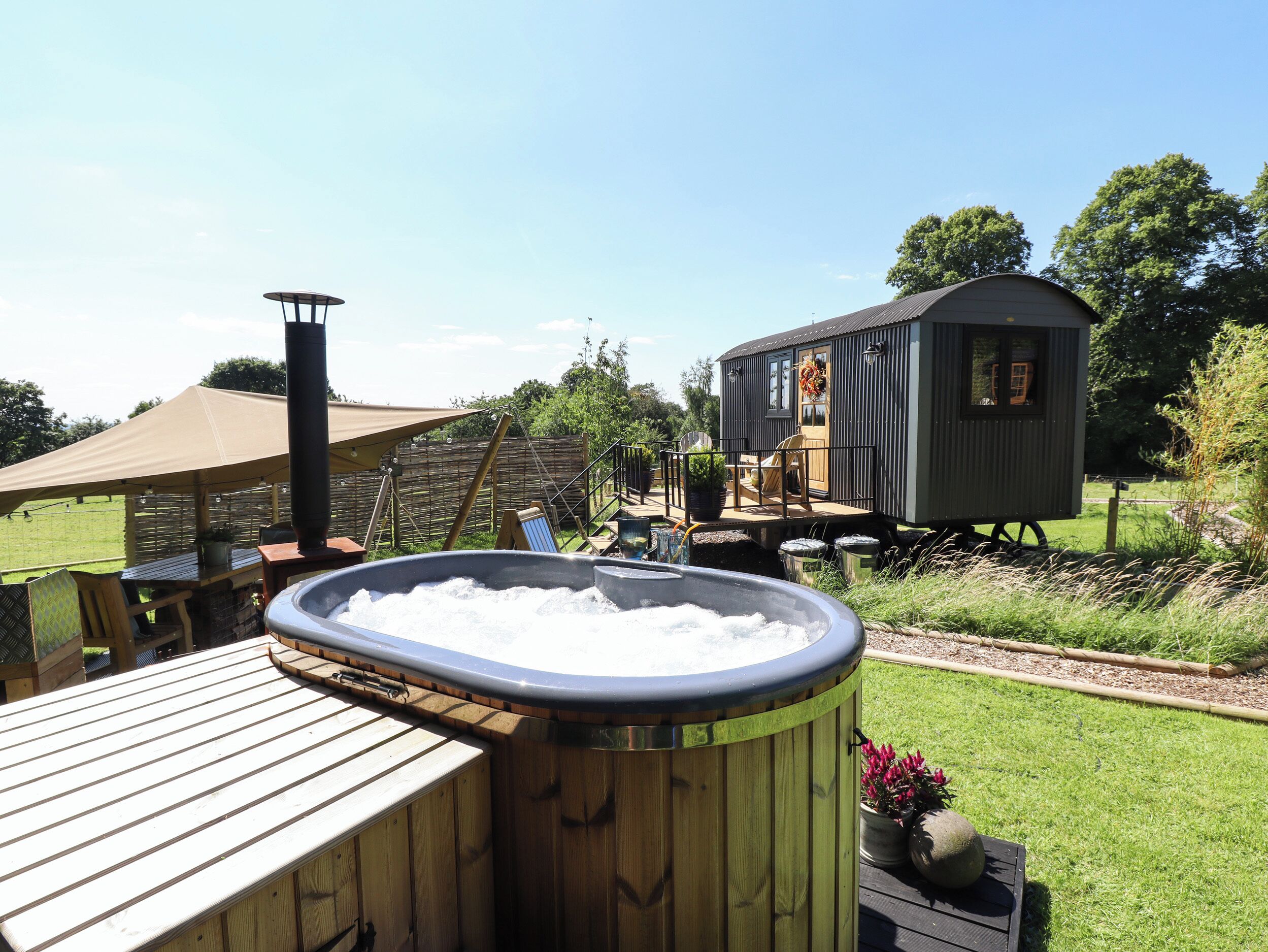 Outdoor spa tub