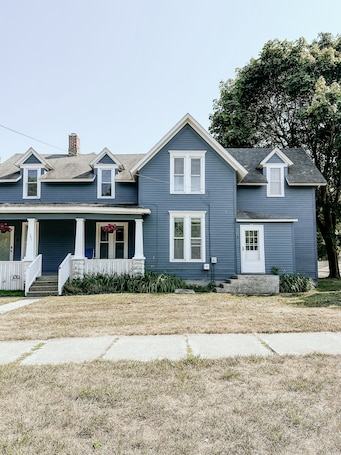 Exterior. Cute 1 Bedroom Apartment Close to beaches, and downtown Manistee!