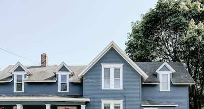 Cute 1 Bedroom Apartment Close to beaches, and downtown Manistee!