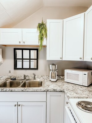 Kjøleskap, mikrobølgeovn, ovn og kokeplater