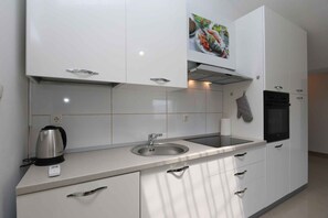 Réfrigérateur, four, lave-vaisselle, cafetière/bouilloire