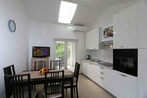 Fridge, oven, dishwasher, cookware/dishes/utensils