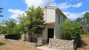 Um edifício de dois andares com fachada de pedra e telhado de telhas.