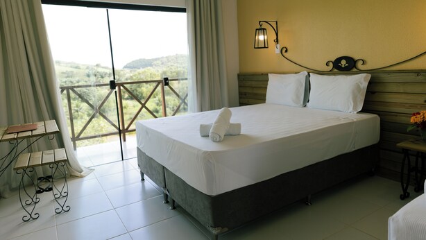 Suite, Lake View | 1 bedroom, in-room safe, blackout drapes, soundproofing