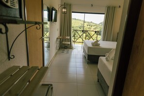 Suite, vista lago | 1 camera, una cassaforte in camera, tende oscuranti, insonorizzazione