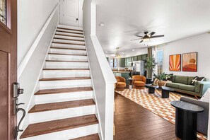 Smart-TV, Videospiele, Tischfußball, Arbeitsbereiche