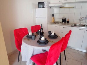 Kjøleskap, mikrobølgeovn, kokeplater og kaffetrakter/tekoker