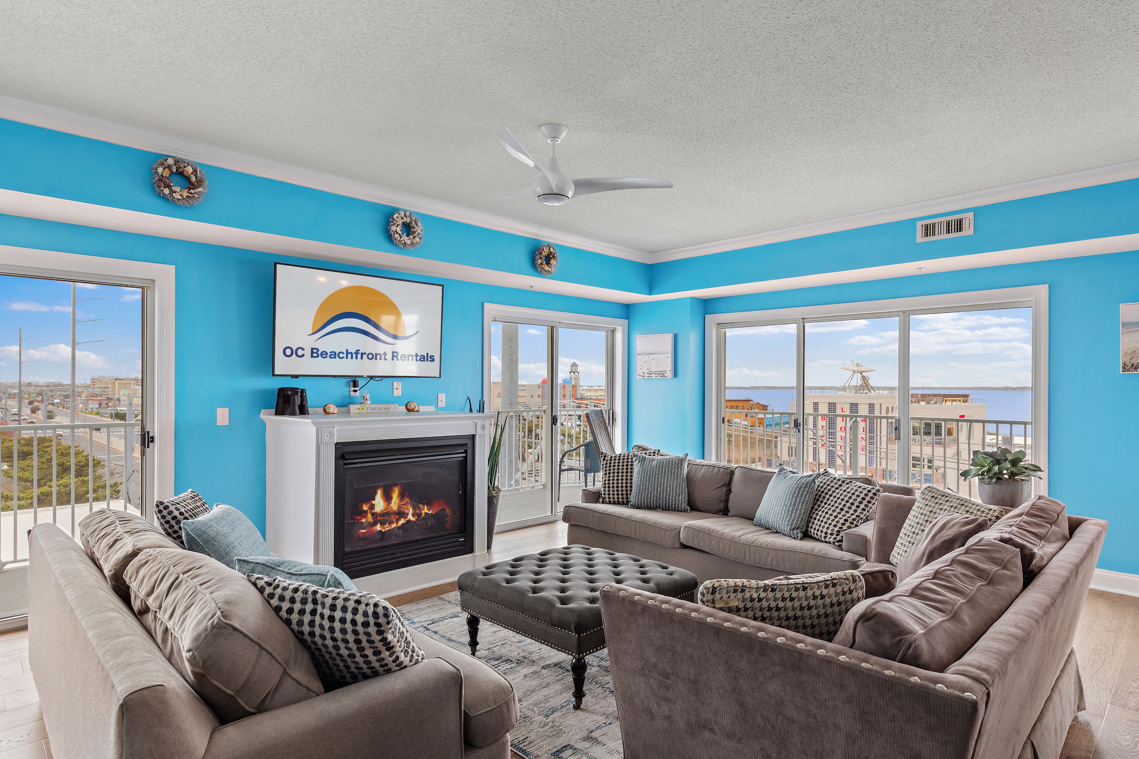 Smart TV, chimenea y libros 