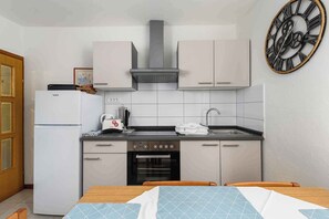 Kjøleskap, ovn, kokeplater og brødrister