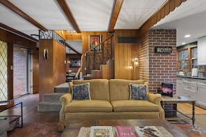 スマートテレビ、暖炉、書庫