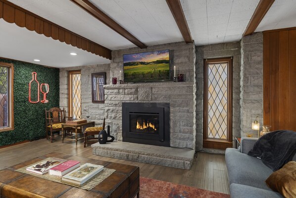 スマートテレビ、暖炉、書庫