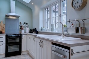 Fridge, microwave, oven, dishwasher - Bulmer Cottage | Winterton Cottages (Winterton-on-Sea)