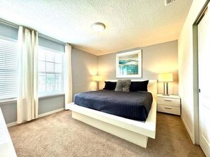 8 Schlafzimmer, Schreibtisch, Bügeleisen/Bügelbrett, WLAN