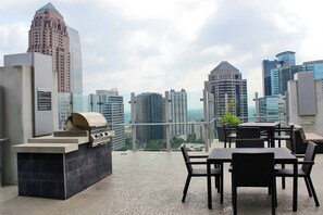Outdoor dining - King Suite | City View | Free Parking | State Farm (Atlanta)