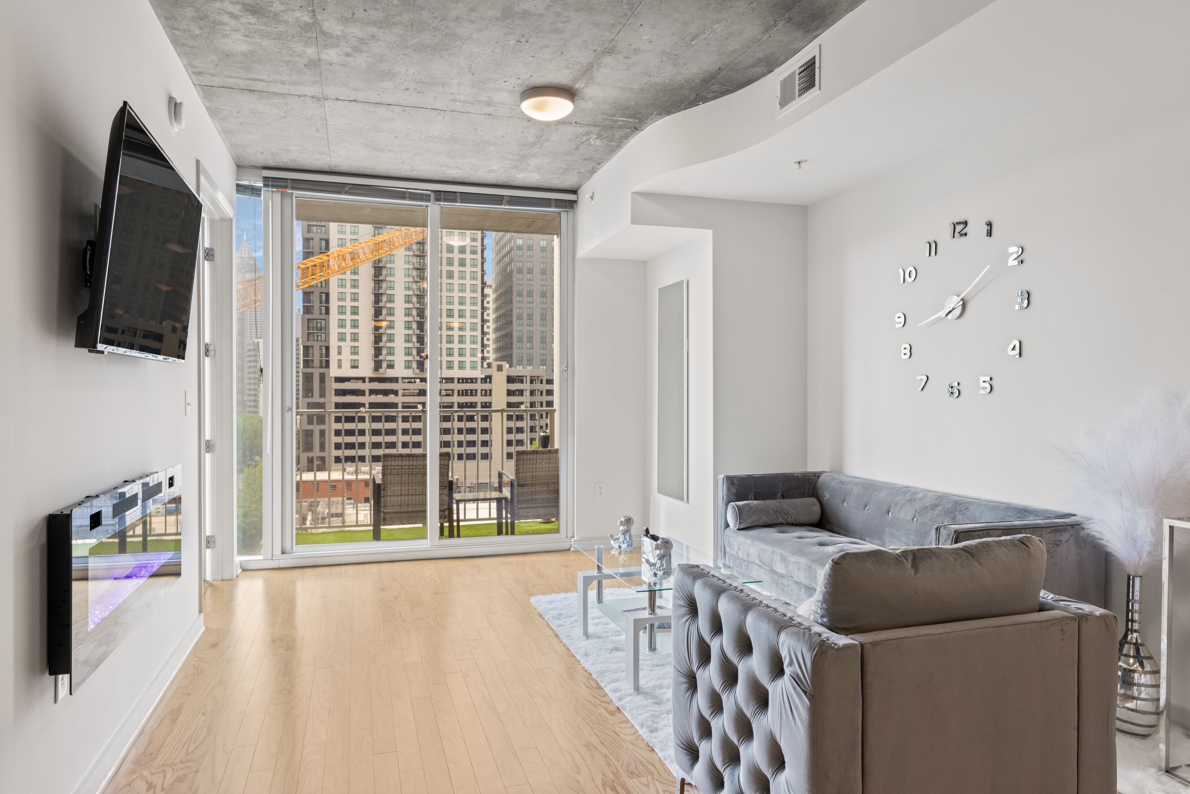 Älytelevisio, takka, kirjoja