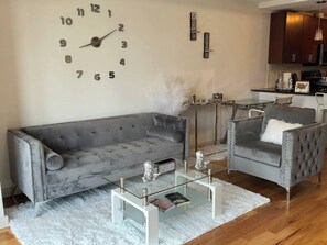 Smart TV, caminetto, libri