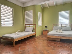 3 habitaciones, tabla de planchar con plancha, wifi y ropa de cama