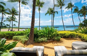 Feel the cool ocean breeze and watch the palm trees sway as you take in the stunning beachfront panorama. Ko Olina’s beach view offers peace like nowhere else.