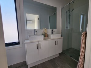 Douche, serviettes fournies, papier toilette