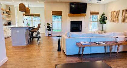 NEW Modern Home in West Faye with Frustration-Free Checkout, 10 Mins to UofA