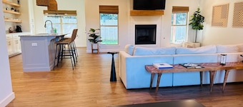 NEW Modern Home in West Faye with Frustration-Free Checkout, 10 Mins to UofA