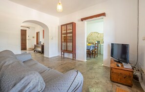 TV, fireplace - Nice home in Felanitx (Felanitx)