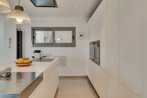 Frigorifero, microonde, forno, lavastoviglie
