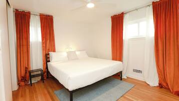 3 bedrooms, desk, iron/ironing board, free WiFi