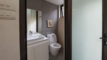 Studio, Kochnische | Badezimmer | Haartrockner, Hausschuhe, Bidet, Handtücher